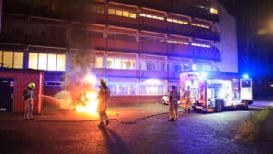 Auto zwaar beschadigd na brand aan Westlandseweg 
