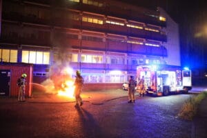 Auto zwaar beschadigd na brand aan Westlandseweg