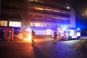 Auto zwaar beschadigd na brand aan Westlandseweg