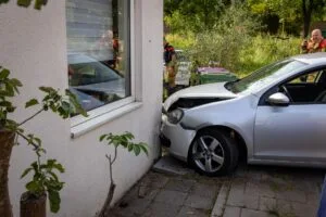 Auto botst op gevel van woning in Bomenwijk