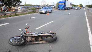 Motorrijder botst achterop auto en raakt gewond op Kruithuisweg
