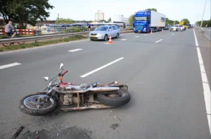 Motorrijder botst achterop auto en raakt gewond op Kruithuisweg