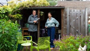 Anneke schakelt Delftse tuinvogeladviseur in: ‘Het is soms zo stil in de tuin’