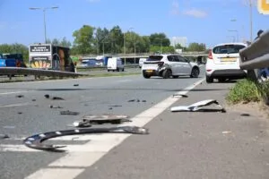 Ongeval toerit A13 bij Delft-Noord: twee auto’s flink beschadigd