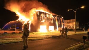 Zeer grote brand verwoest bedrijfspand in Den Hoorn