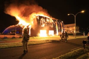 Zeer grote brand verwoest bedrijfspand in Den Hoorn