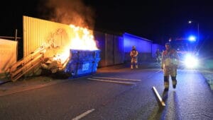 Brandweer blust nachtelijke containerbrand tegen scheepswerf aan Rotterdamseweg