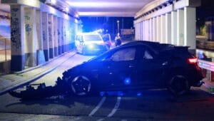Automobilist ontsnapt ongedeerd na heftige crash op Delfgauwseweg