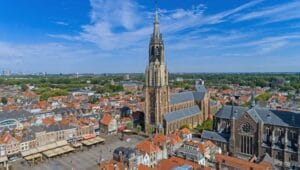 Toren Nieuwe Kerk staat vanaf september in de steigers, kosten verbouwing 2 miljoen hoger