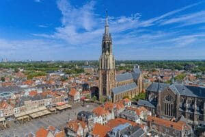 Toren Nieuwe Kerk staat vanaf september in de steigers, kosten verbouwing 2 miljoen hoger