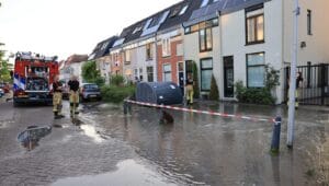 Straat in Vrijenban staat voor tweede keer in drie dagen tijd blank door leidingbreuk