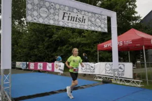 Hardlopen, fietsen en zwemmen: kinderen doen 1/16e triathlon in Delftse Hout