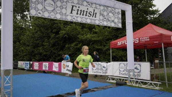 Hardlopen, fietsen en zwemmen: kinderen doen 1/16e triathlon in Delftse Hout