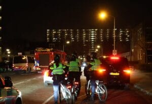 Vuurwerkregen vanaf Debussyflat: agent heeft voor altijd gehoorschade, rechter straft daders